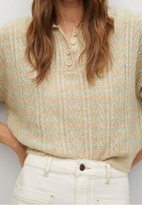 Pullover lavorato a maglia beige con colletto, caratterizzato da un motivo testurizzato e righe azzurro chiaro. Maniche corte e dettaglio con bottoni sul davanti.