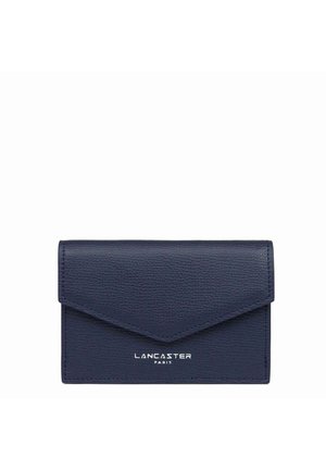 Marineblauwe leren kaarthouder met een textuurafwerking, voorzien van een flap in envelopvorm en een gegraveerd logo aan de voorkant.