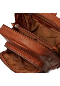 Sac en cuir marron avec plusieurs compartiments, présentant une finition texturée, des accessoires en métal argenté et un intérieur doublé avec un motif.