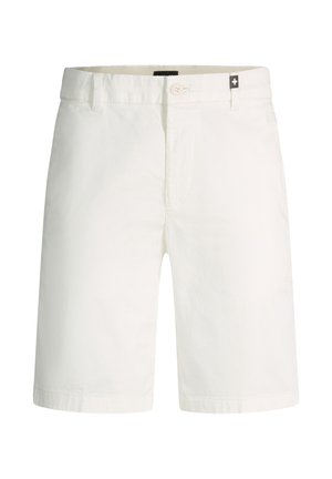 Shorts blancs mi-cuisse avec fermeture à boutons, passants de ceinture, et une petite étiquette noire avec une croix blanche près de la taille.