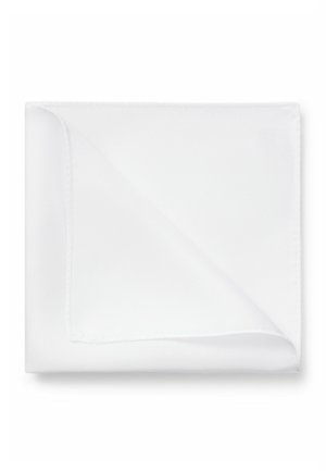 Pañuelo blanco doblado con una ligera textura y una esquina visible levantada sobre un fondo blanco liso.