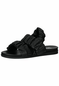 Černé kožené sandály na klínku s měkkými, nařasenými pásky. Ploské podrážky s minimálním vzorkem, s hladkým povrchem a jednoduchým designem.