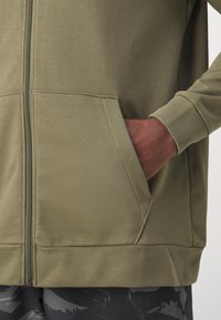 Nike Performance Felpa con zip - medium olive/black