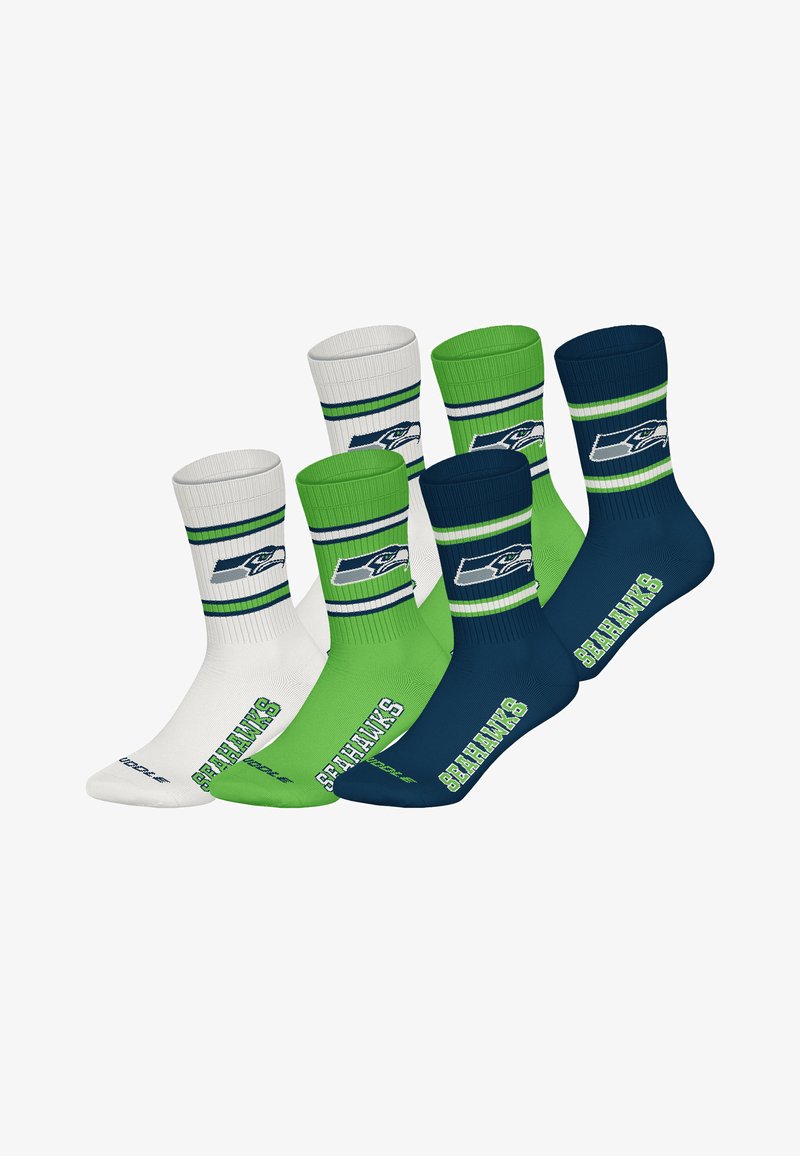 Trzy pary skarpet sportowych: białe, zielone i granatowe. Każda skarpeta ma logo Seattle Seahawks oraz paski w kolorach zespołu.
