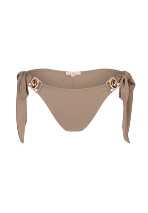 Tan bikini onderkant met strikzijden en decoratieve hardware in goudtint met een centrale edelsteentoevoeging. Glad stof met een subtiele glans.
