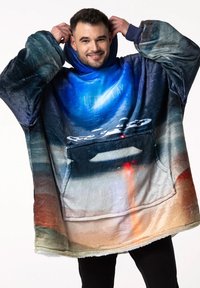 Übergrößiger Kapuzenpullover aus weichem, plüschigem Stoff. Verfügt über einen blauen und orangefarbenen Farbverlauf mit einem Gaming-Motiv und einer Fronttasche.