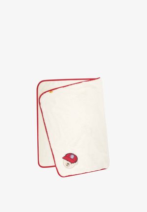 Weiche weiße Babydecke mit rotem Rand, mit einem gestickten Bären, der eine rote Baseballkappe mit einem runden Logo trägt.