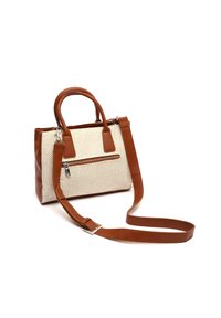 Borsa in pelle marrone chiaro e tessuto crema texturizzato con doppio manico, una tracolla staccabile e una tasca frontale con zip. Forma rettangolare compatta.