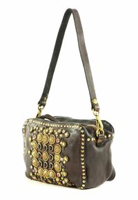 Borsa a tracolla in pelle marrone con borchie decorative dorate e colorate, forma rettangolare, tracolla regolabile e chiusura a zip sulla parte superiore.