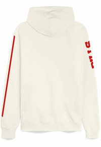 Cremfarbener Kapuzenpullover mit einem großen roten Druck auf dem rechten Ärmel und einem roten Akzentstreifen entlang des linken Ärmels. Weiche Stofftextur.