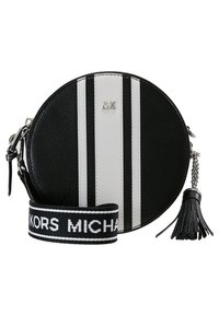 Borsa rotonda in pelle nera con strisce bianche, hardware in argento e una tracolla nera rimovibile con il testo "MK" e "MICHAELS KORS". Accentuata da un pon-pon.