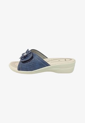 Sandal con zeppa bassa di colore blu perforato, con un accento floreale, suola color crema e soletta testurizzata. Caratterizzato da un tacco basso per il massimo comfort.