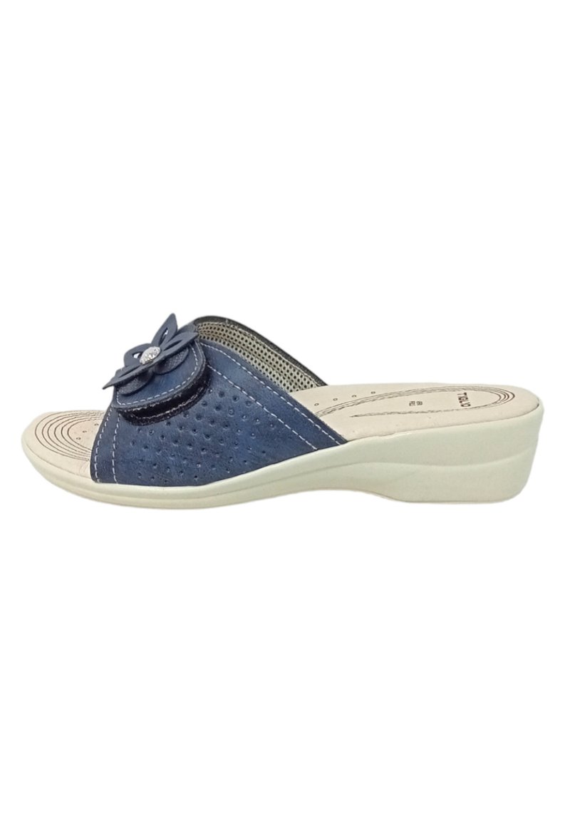Sandal con zeppa bassa di colore blu perforato, con un accento floreale, suola color crema e soletta testurizzata. Caratterizzato da un tacco basso per il massimo comfort.