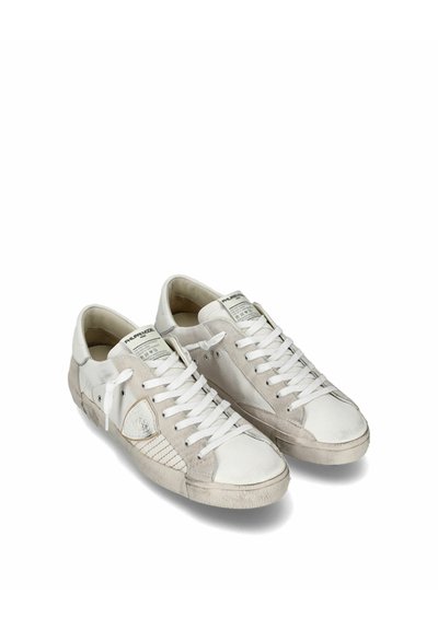 Sneakers bianchi con un design in materiali misti di pelle e suede, con una finitura testurizzata, punta tonda e accenti beige a contrasto.