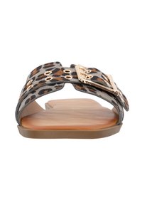Sandal med leopardtryk og grå ruskindsoverdel, guldfarvede dekorative detaljer, to justerbare stropper og en flad tan gummisål.