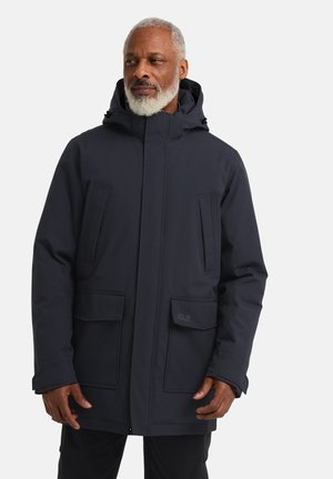 Parka bleu marine avec capuche, deux poches poitrine et deux poches avant. Texture lisse avec un design moderne et fonctionnel.