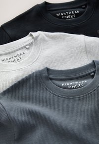 Trois chemises de nuit côtelées à col rond en noir, gris clair et gris foncé, étiquetées « Nightwear by Next », posées à plat et superposées.