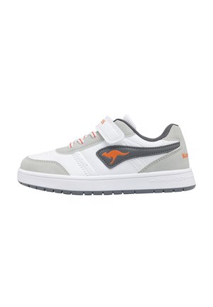 Weißer Sneaker mit grauen Wildlederakzenten, grauem Logo, flexibler Sohle und Klettverschluss. Verfügt über mehrere Belüftungslöcher und farbige Nähte.