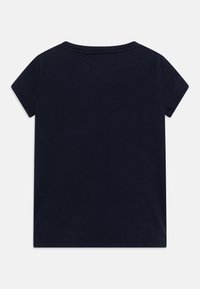 Námorně modré bavlněné tričko s krátkými rukávy a kulatým výstřihem. Hladká textura, jednoduchý design a žádné viditelné ozdoby nebo vzory.