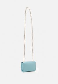 Světle modrá crossbody taška s texturovaným povrchem, zlatým kovovým řetízkovým popruhem a obdélníkovým tvarem. Kompaktní design s překlopným uzávěrem.