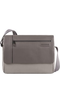 Borsa messenger in pelle grigia con patta superiore, tasca anteriore con zip e una larga tracolla regolabile; presenta una base di un grigio più chiaro in contrasto.