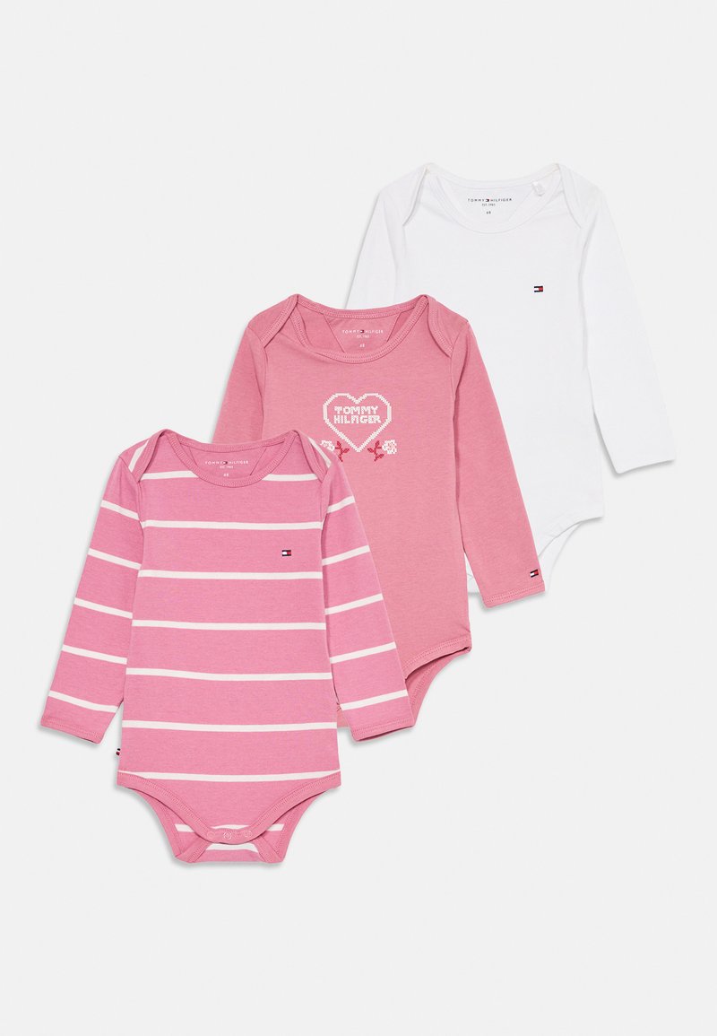 Tre langermede bodysuits: en ensfarget rosa med logo, en rosa med striper, og en hvit. Myk bomullsstoff med trykknapper nederst.