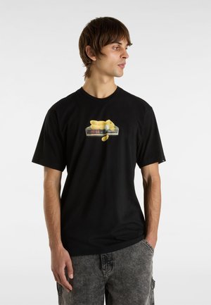 Zwarte katoenen t-shirt met een afbeelding van een gele teddybeer op een digitale klok. Korte mouwen, casual pasvorm, effen achterkant.