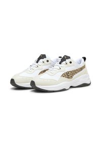 Vita och beige sneakers med leopardmönster på sidorna, svarta accenter på tungan och klacken, samt vita snören, visade i en sidofrontvy.