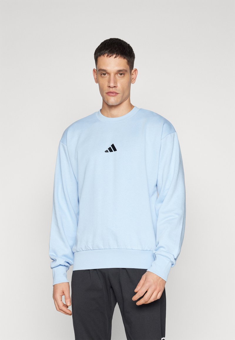 Lyseblå sweatshirt lavet af blød tekstil. Har en rund halsudskæring og ribbede manchetter. Lille sort logo på brystet. Klassisk pasform.