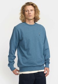 Blauwe katoenen sweatshirt met lange mouwen, ronde hals en geribde manchetten. Bevat een klein geborduurd ontwerp op de borst.