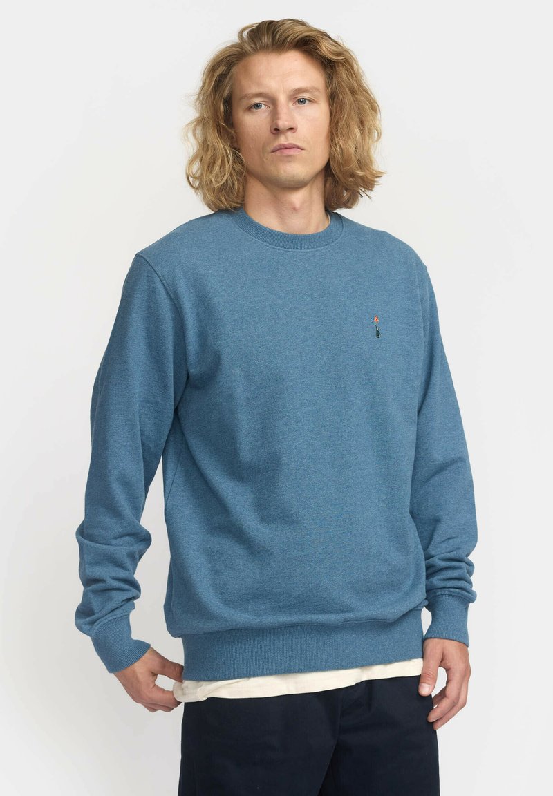 Blauwe katoenen sweatshirt met lange mouwen, ronde hals en geribde manchetten. Bevat een klein geborduurd ontwerp op de borst.