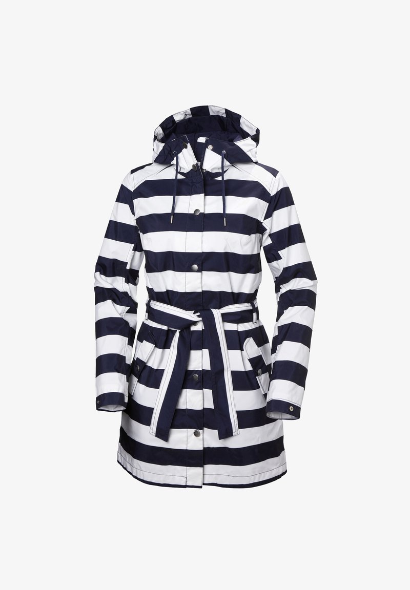 Pasiasty płaszcz przeciwdeszczowy w granatowo-białym kolorze, wykonany z wodoodpornego materiału. Posiada kaptur, taliowany pas oraz zatrzaski, a także dwie przednie kieszenie.