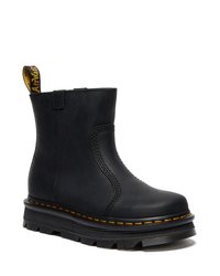 Must musta ankle boot, mille kontrastsete kollaste niitidega, sile tekstuur, elastsed külgpaneelid ja tõmblukk mugavaks selga panemiseks.