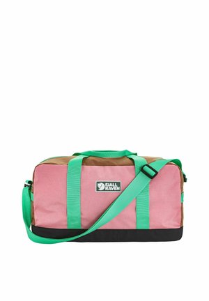 Sac de sport rectangulaire avec devant rose, dessus marron, base noire, poignées vertes et bandoulière réglable, avec un patch logo Fjällräven.