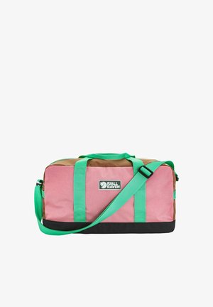 Sac de sport rectangulaire avec devant rose, dessus marron, base noire, poignées vertes et bandoulière réglable, avec un patch logo Fjällräven.