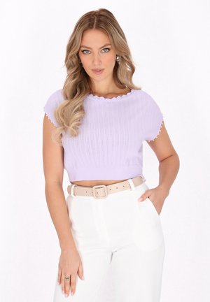 Lila cropped top s žebrovanou texturou, srdcovým výstřihem a krátkými rukávy, spárovaný s bílé kalhoty s vysokým pasem a béžovým páskem.