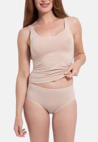 Nude linne och hög midja shorts gjorda av ett mjukt, elastiskt tyg. Linne har breda axelband; shortsen har subtila sömdetaljer.