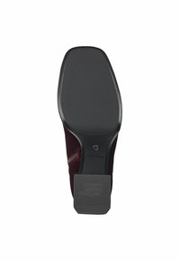 Bordowe buty z teksturowaną czarną gumową podeszwą, z zamkiem błyskawicznym po boku i gładką górną częścią z tkaniny.