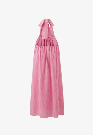 Lange roze jurk met een geraffineerde bodice en halternekbandjes. De stof heeft een subtiele textuur en een vloeiende silhoeët.