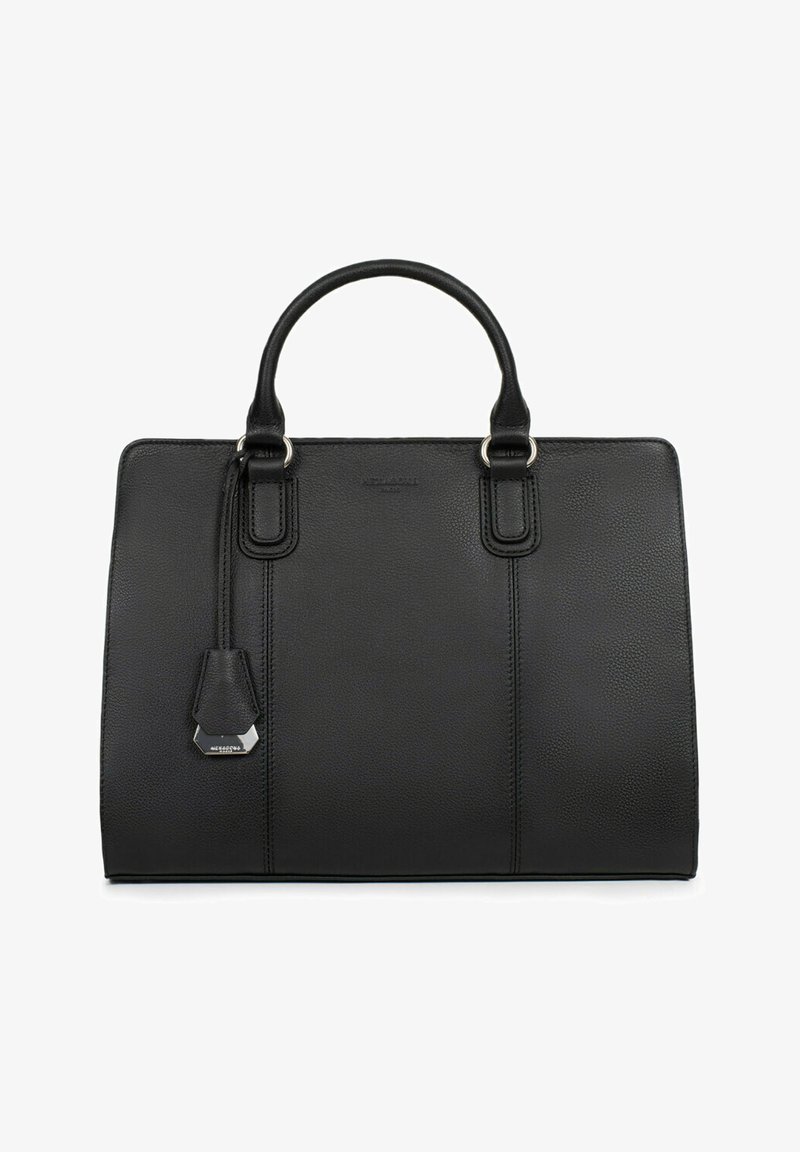 Borsa a mano in pelle nera con design strutturato, doppio manico superiore, dettagli in metallo argentato e un'etichetta attaccata a un manico.