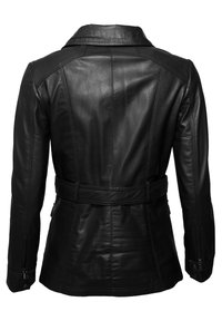 Czarna skórzana kurtka o dopasowanym kroju, szerokim kołnierzu, talii z paskiem i zapinanymi na zamek mankietami. Tekstura jest gładka z subtelnymi detalami w szwie.