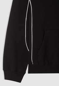 Manica e tasca di un hoodie nero con coulisse e polsini a coste bianchi, mostrati su uno sfondo chiaro.