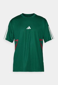 Groene polyester sporttrui met een gestructureerde afwerking. Voorzien van witte strepen op de mouwen en rode accenten aan de zijkanten. Inclusief Adidas-logo op de borst.