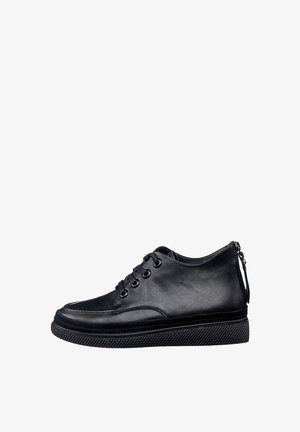 Chaussure décontractée en cuir noir avec fermeture à lacets à l'avant, bout rond, semelle épaisse texturée et tirette zippée à l'arrière, vue de côté.