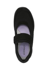 Chaussure Mary Jane noire avec une tige en tissu texturé, une sangle réglable et une semelle intérieure violette. Présente un design à bout rond.