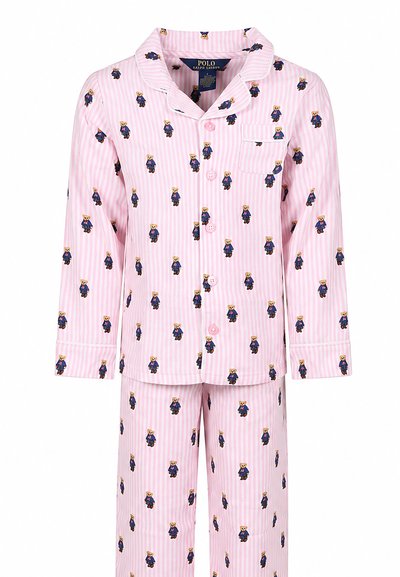 Rosa gestreifte langärmelige Pyjamas mit Knopfverschluss oben und Hose, mit einem wiederholten Muster eines kleinen Bären, der ein blaues Outfit trägt.