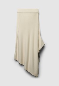 Beige gestrickter asymmetrischer Rock mit einem gerippten Bund und kontrastierenden schwarzen Nähten am Saum. Weicher Stoff und mittellange Länge.