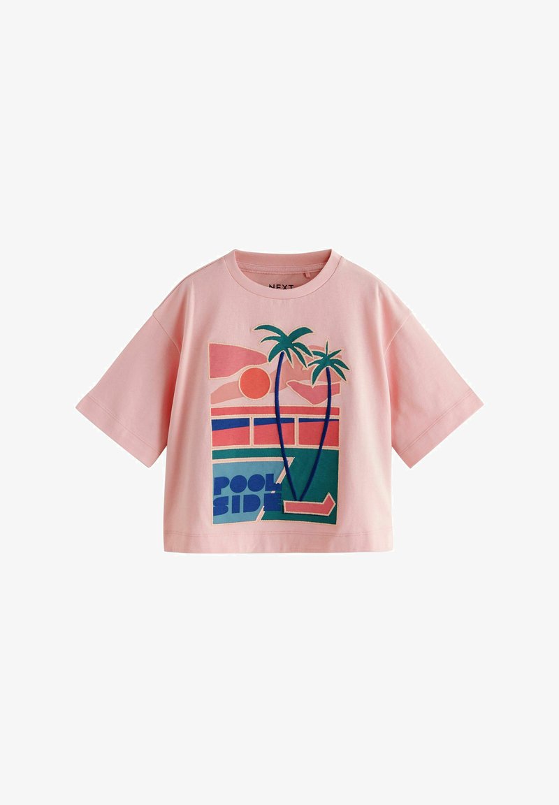 Camicia rosa chiaro a maniche corte con una grafica colorata di palme, sole e la parola "POOL SIDE" in lettere maiuscole.