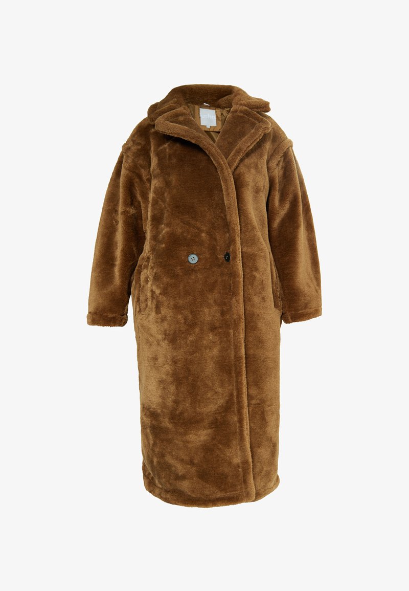 Palton din blană artificială maro cu o textură pufoasă, design oversized, guler cu rever și două închideri cu nasturi. Are mâneci lungi și buzunare laterale.