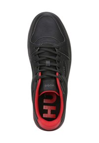 Baskets en cuir noir avec un bout arrondi, un design perforé et des accents rouges. Comprend des lacets noirs et une semelle intérieure rembourrée avec un logo.